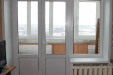 Двустворчатые двери на балкон